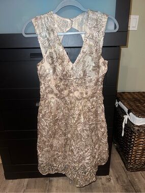 Sleeveless Metallic Lace V-Neck Cocktail Dress - Champagne